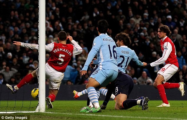 Vòng 16. City 1 Arsenal 0: David Silva ghi bàn duy nhất. Man City vẫn hơn M.U 2 điểm.